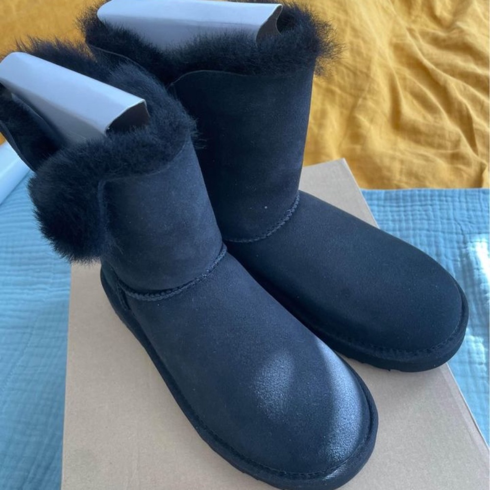 NEW 6 AUTHENTIC UGG Women's Bailey Button II Boot, Black, 6